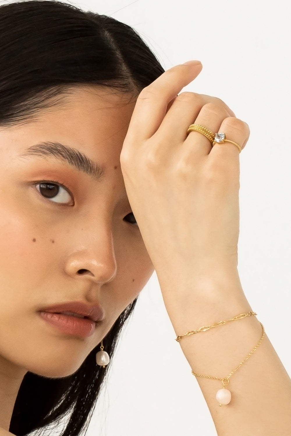 Kvinde med armbånd fra Carré i guldbelagt sterling sølv - armbåndet er pyntet med en charm