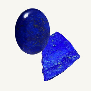 Billede af en cabochonslebet lapis lazuli og en rå lapis lazuli ædelsten på beige baggrund