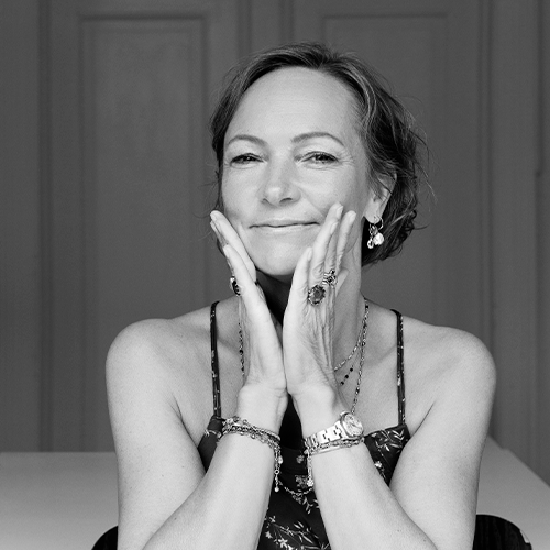 foto af Carrés founder og CEO med smykker i sort hvid