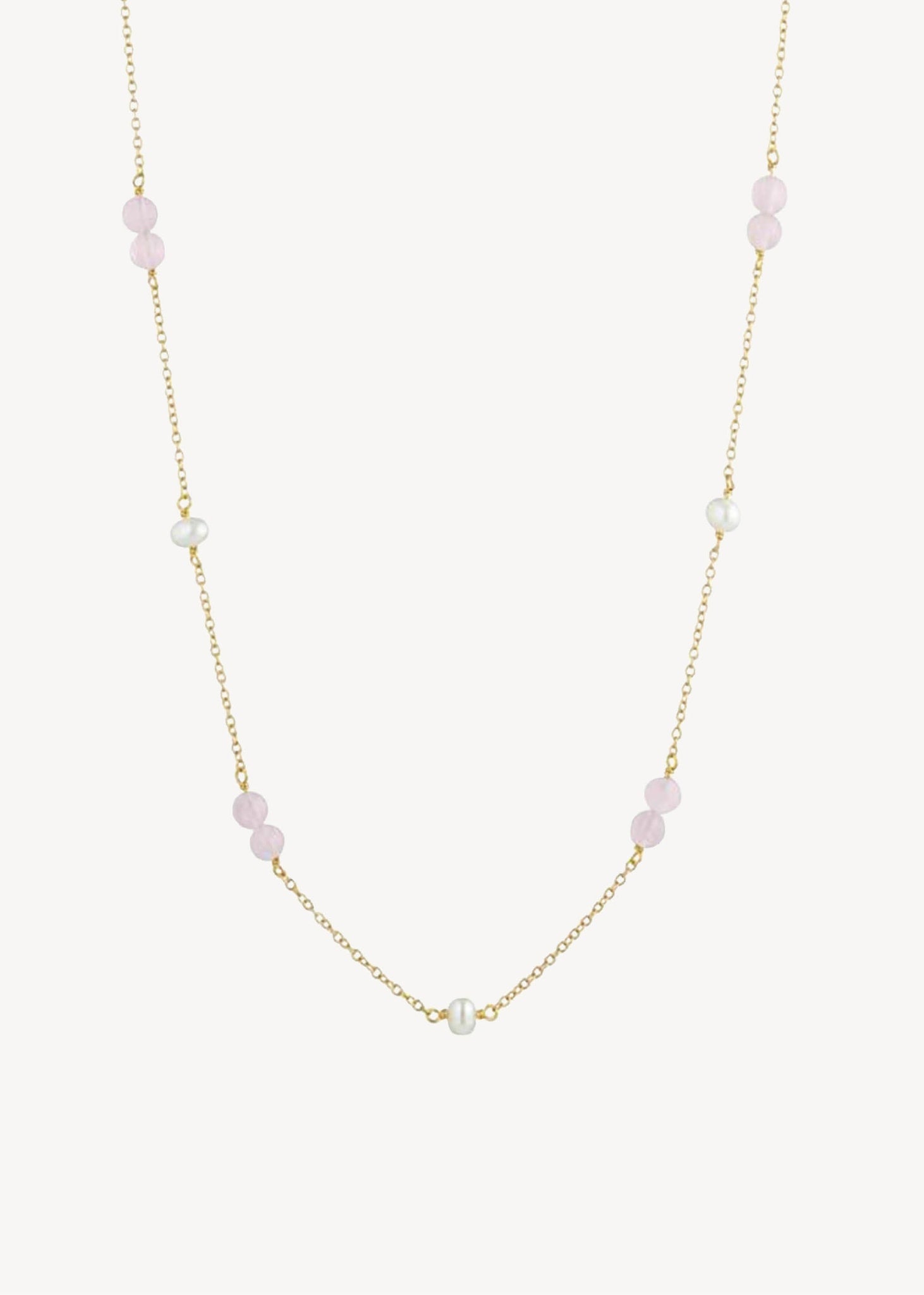 Sød halskæde i guld med guld kæde og hvide ferskvandsperler og lyserøde rosa kvarts ædelsten, perfekt halskæde i guld til konfirmanden eller til bryllupssmykker.