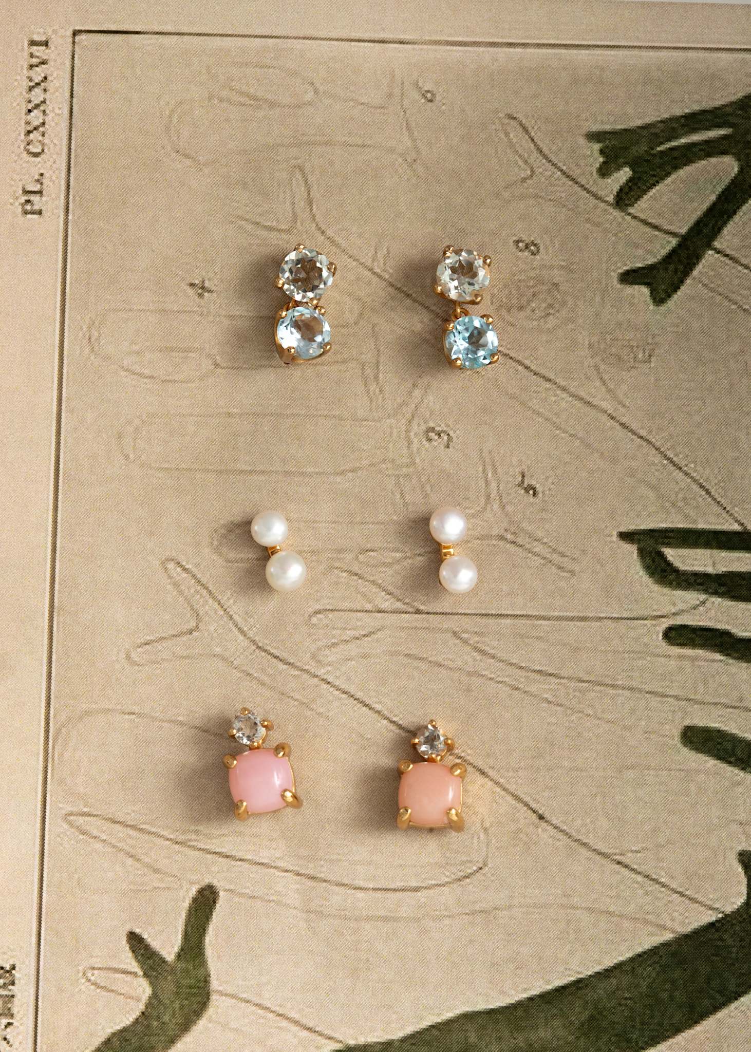Smukke ørestikker fra carré jewellery i guldbelagt sterling sølv med grøn prasiolit og blå topas ædelsten på udsalg hos Carré Jewellery 