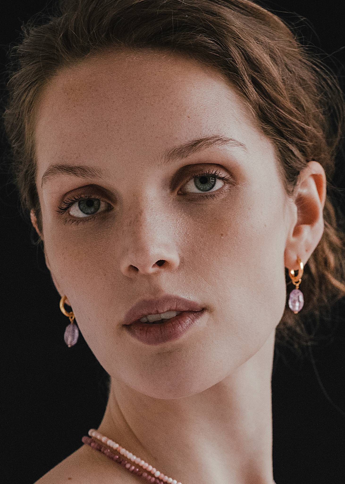 Kvinde med Balloon charms fra carré jewellery i guldbelagt sterling sølv med ametyst ædelsten 