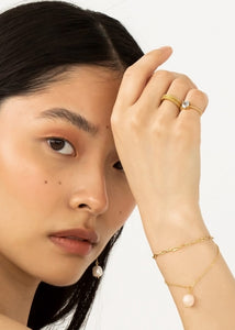 Kvinde med enkelt armbånd i elegant stil med figaro kæde i guldbelagt sterling sølv fra carré jewellery 