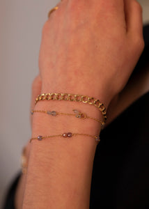 Kvinde med guldbelagte kæde armbånd med ædelsten fra carré jewellery 