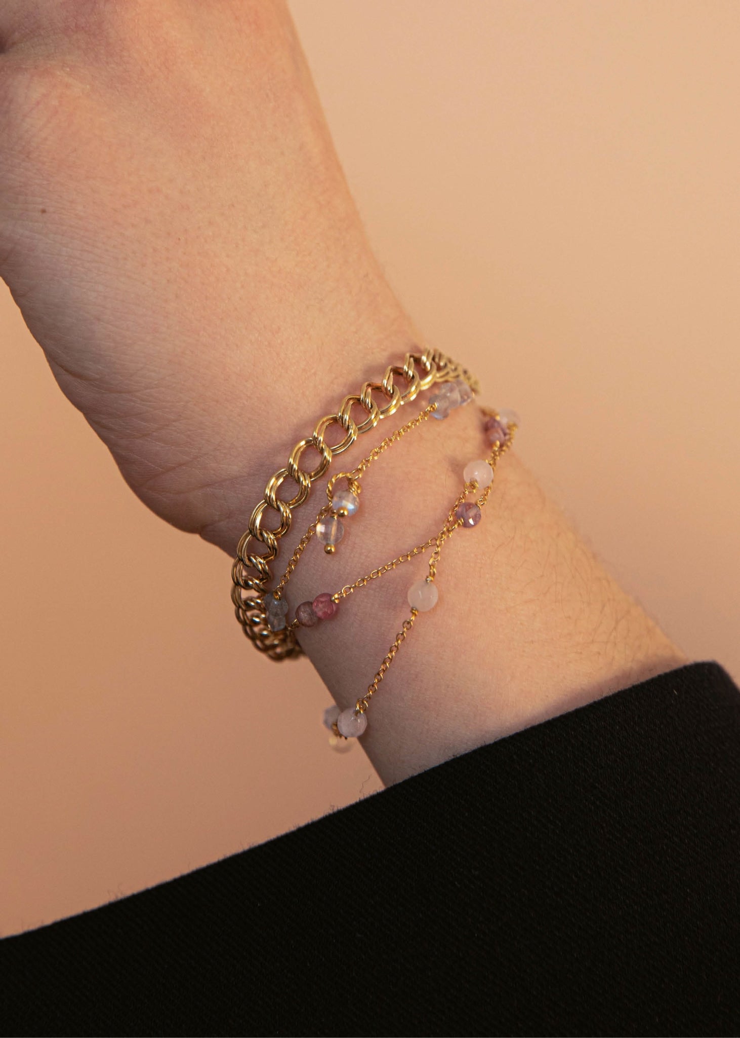 kvinde med lyserøde guld armbånd fra carré med pink spinel ædelsten