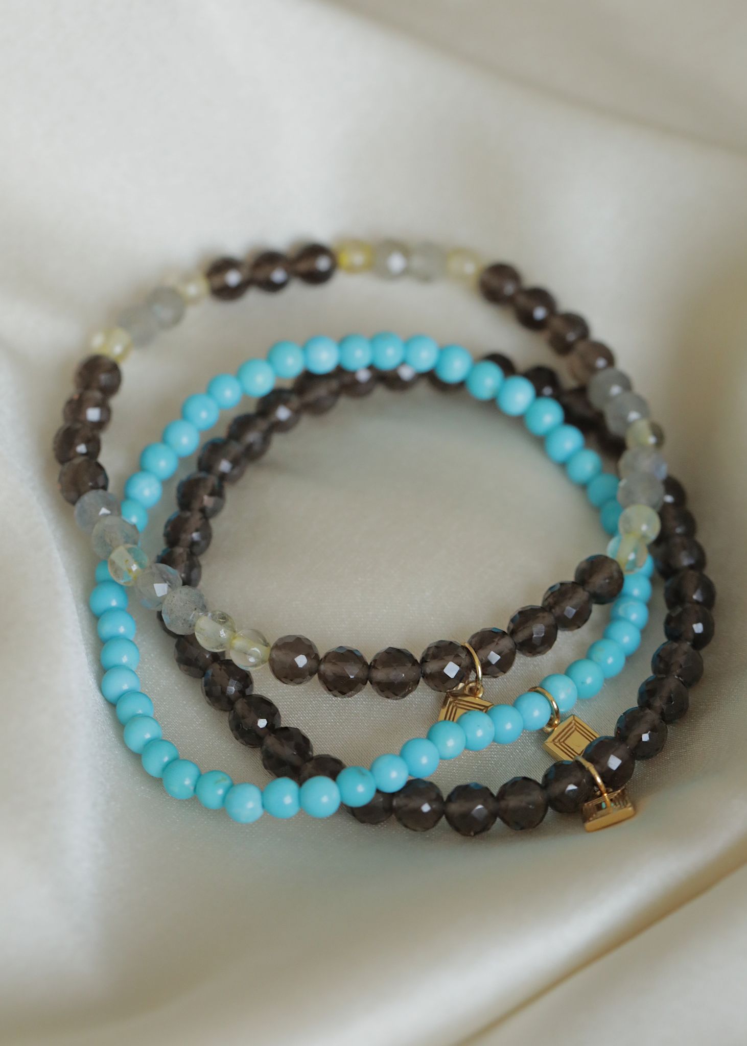 Rondeau armbånd med Røg Kvarts, Labradorit og Rutil Kvarts - guldbelagt