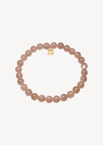 Smukt slip on armbånd med sand månesten ædelsten, der symboliserer moderskab og omsorg, perfekt gave til mors dag under 600 kr, og god gave til mor eller kommende mor
