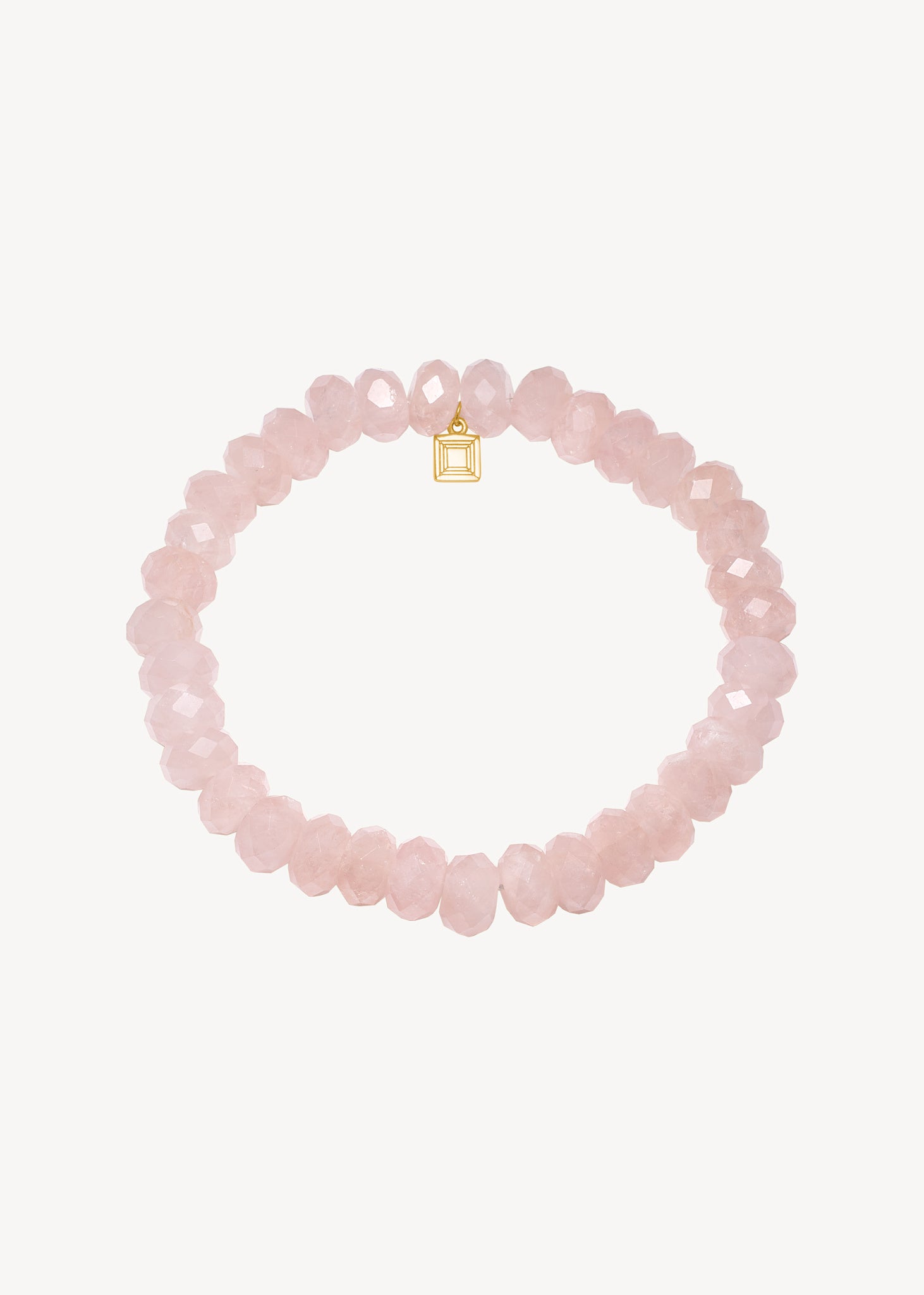 Sødt slip on ædelstens armbånd med pink morganit ædelsten i facet slibning med guld logo tag. Perfekt gave til hende, der elsker lyserød