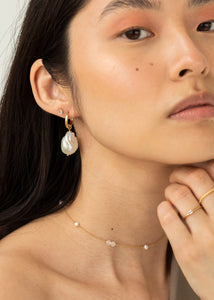Perlehalskæde til konfirmationen og til bryllupssmykker i choker stil med ferskvandsperler og rosa kvarts ædelsten i guld