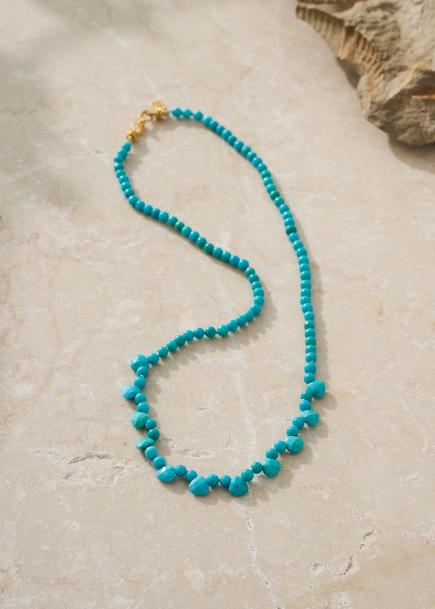 Smuk Lace halskæde i guldbelagt sterling sølv fra carré jewellery med blå turkis ædelsten, der er december måneds fødselssten, i et blondemønster