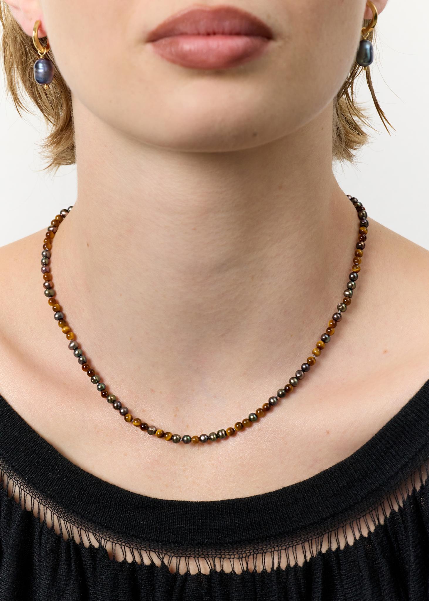 Uma halskæde med Påfugle Perler og Tigerøje - guldbelagt