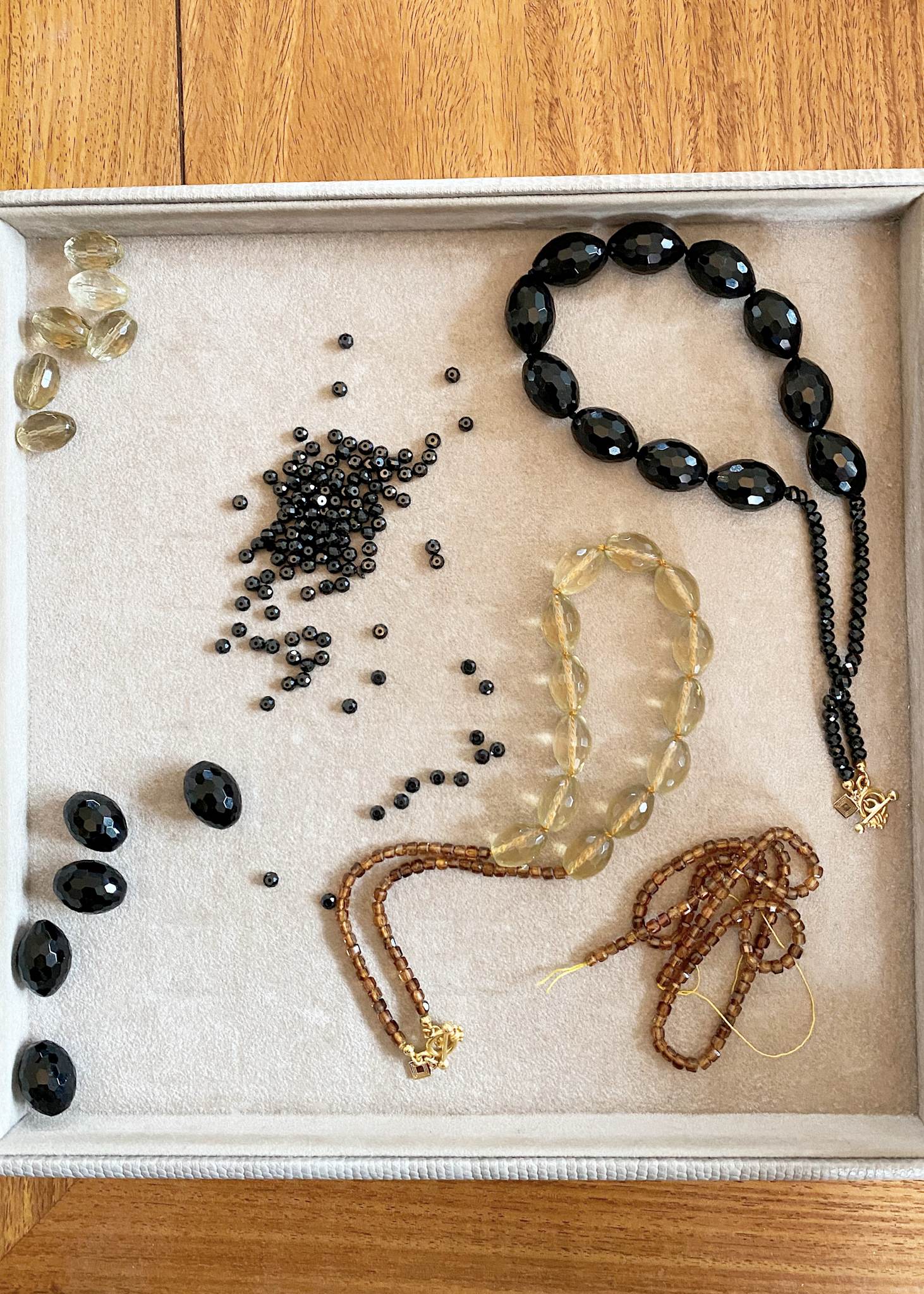 Edith halskæde med Sort Agat og Sort Spinel - guldbelagt