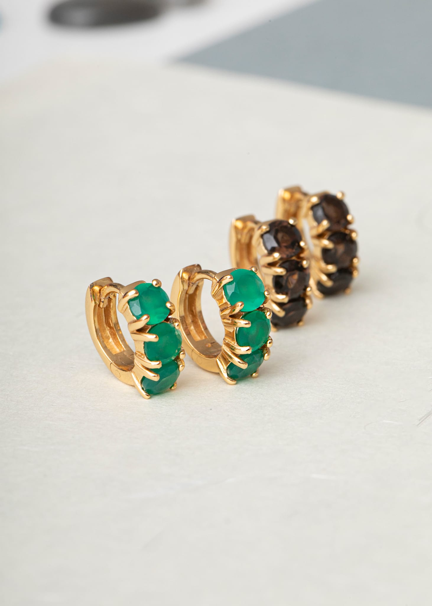 Gem hiuggie hoops fra carré jewellery med grønne og brune ædelsten på udsalg lige nu 