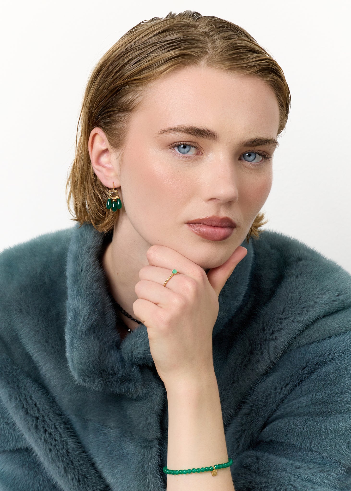 Ung kvinde med smykker med den grønne agat ædelsten fra carré jewellery