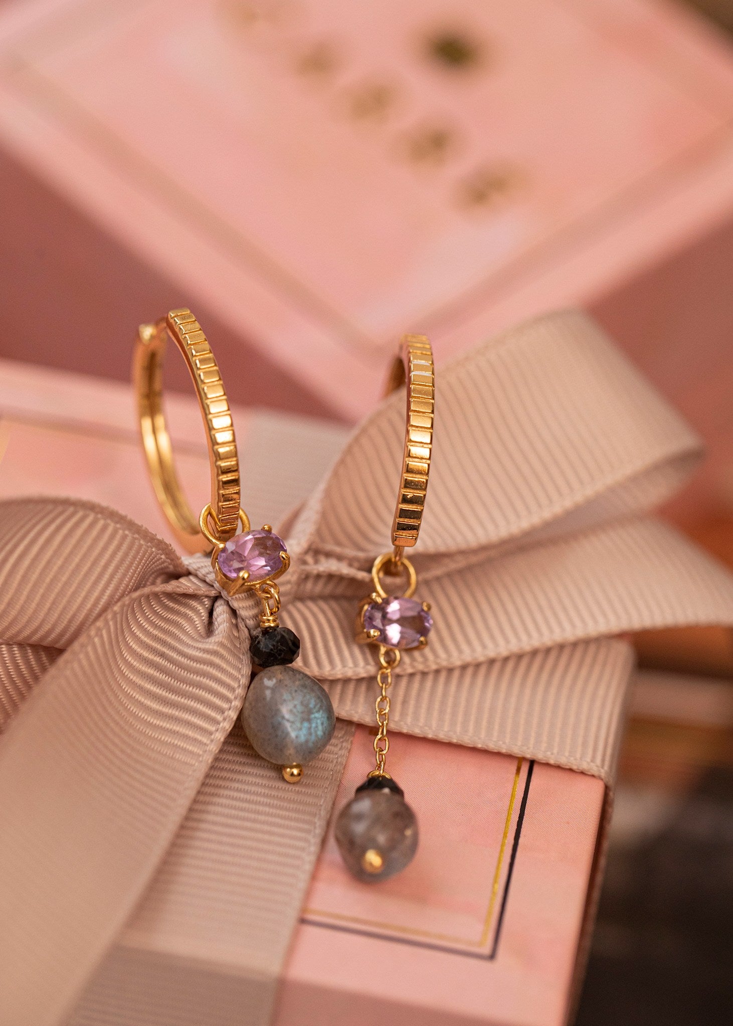 Hoops og charms til at designe dine egne øreringe fra Carré Jewellery med Ametyst, spinel og dråbe af labradorit ædelsten i guld 