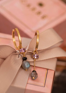 Hoops og charms til at designe dine egne øreringe fra Carré Jewellery med Ametyst, spinel og dråbe af labradorit ædelsten i guld 