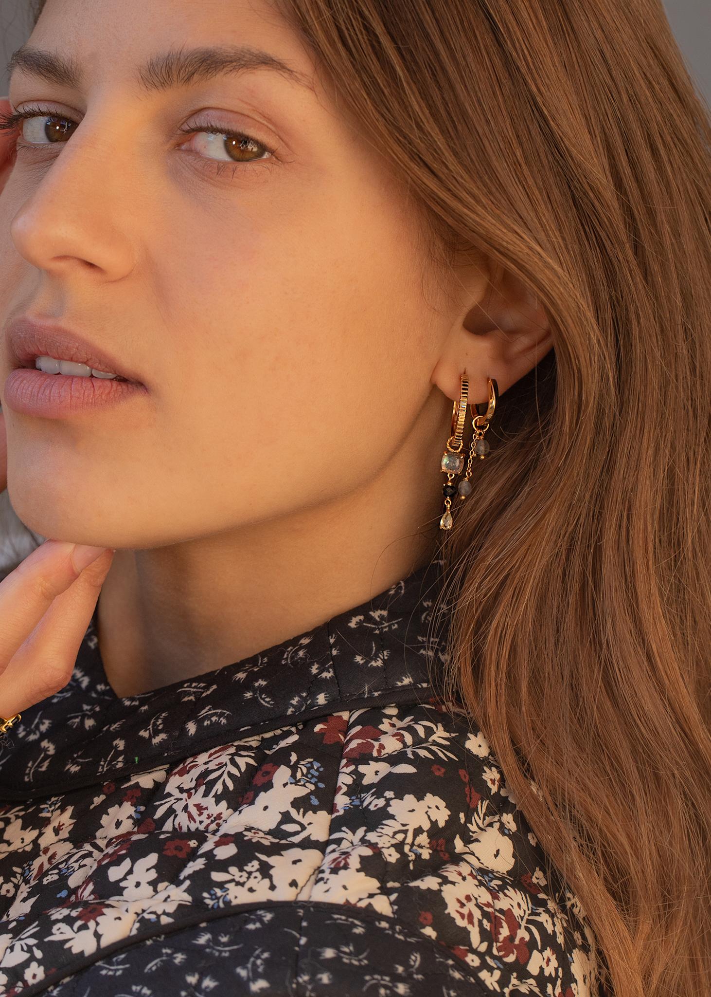 Kvinde med hoops og charms fra carré jewellery i guldbelagt sterling sølv 
