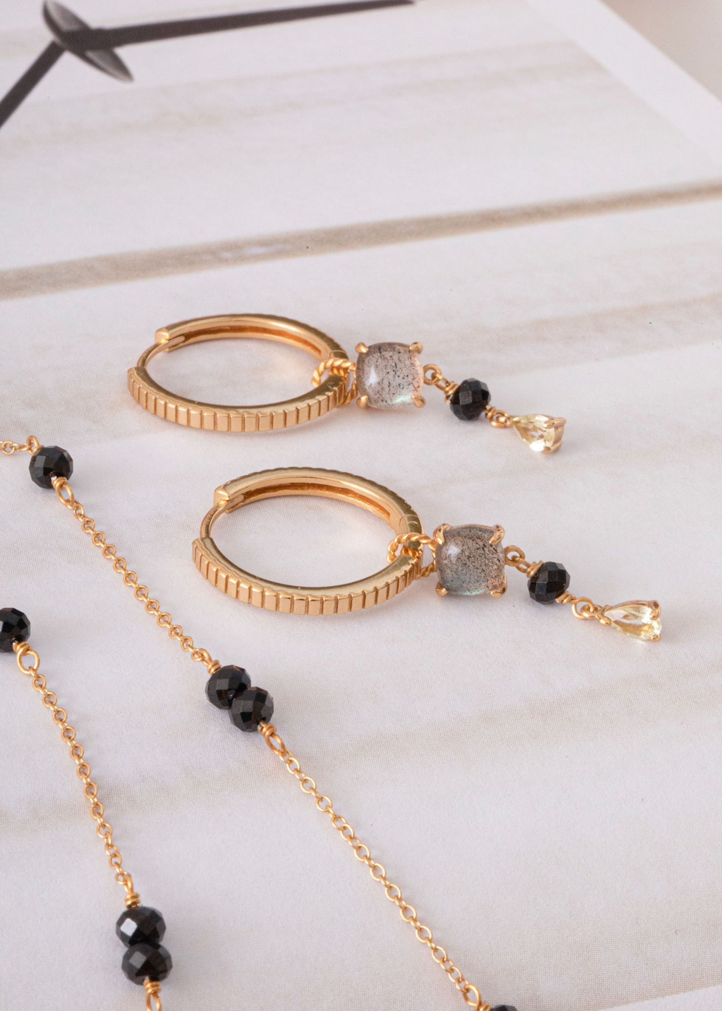 Isodore charm med Labradorit, Spinel og Lemon Kvarts - guldbelagt