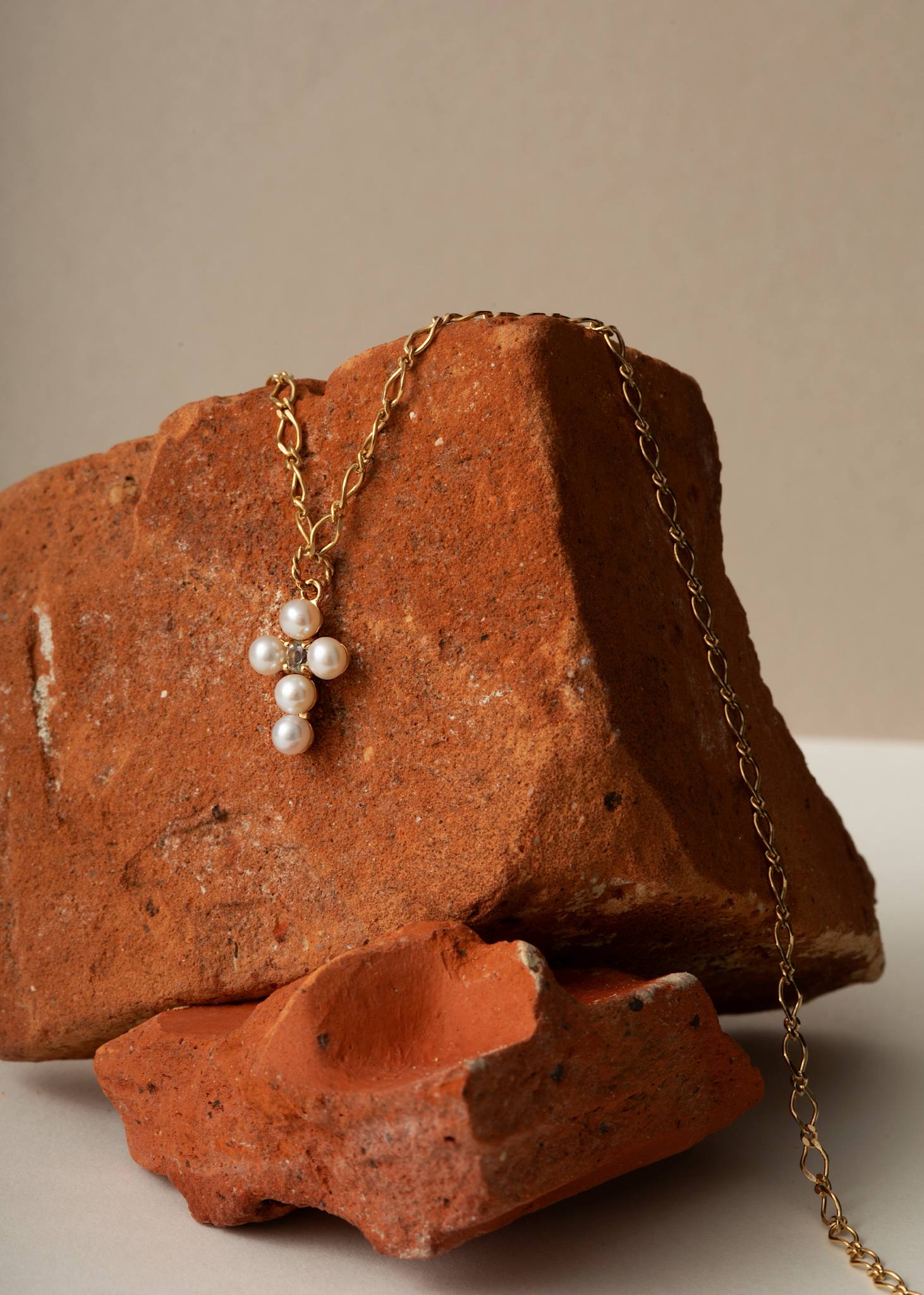 Cross vedhæng med Prasiolit og Perle - guldbelagt