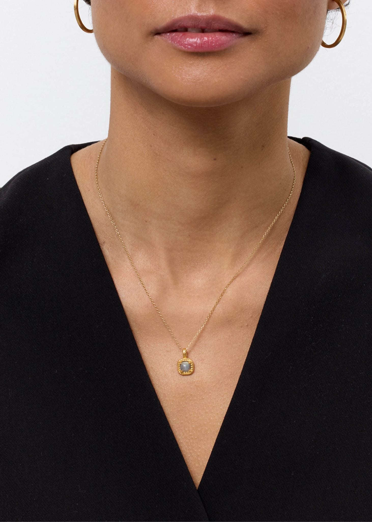 Kvinde med whisper halskæde og vedhæng fra carré jewellery med labradorit til mænd og kvinder