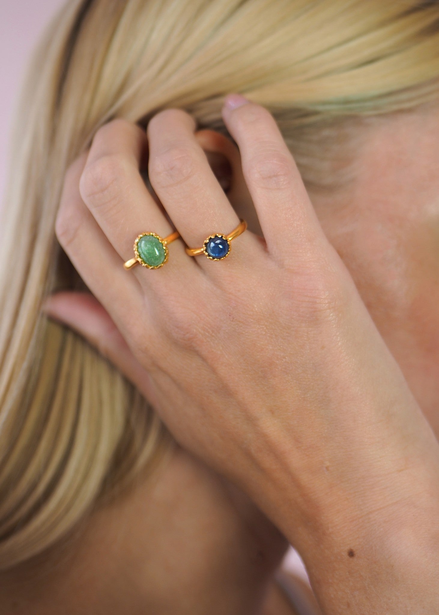 ung kvinde med vintage inspirerede ringe i guldbelagt sølv fra carré jewellery med aventurin og kyanit ædelsten