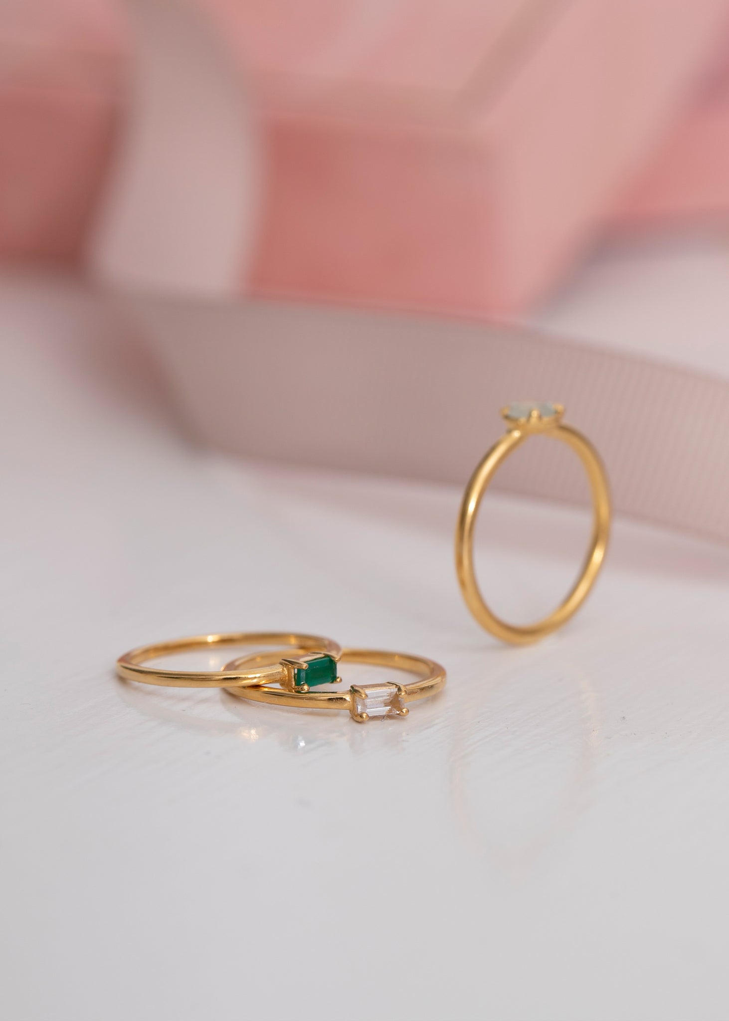 Confetti ringe fra Carré Jewellery i guldbelagt sterling sølv med ægte ædelsten 