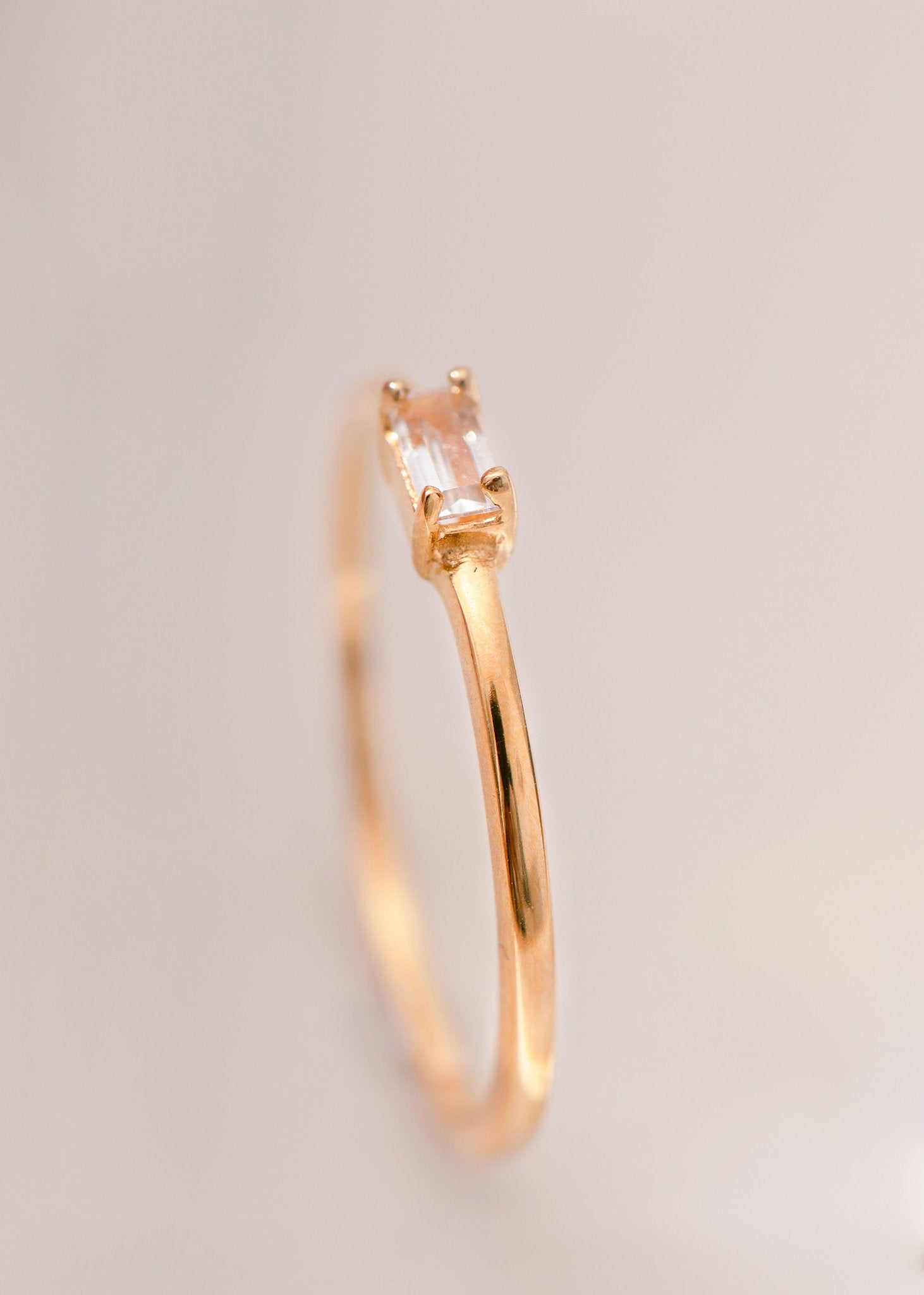 Elegant ring i guldbelagt sølv med en lyserød rosa kvarts ædelsten