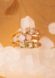 Tre valentine ringe fra carré jewellery i guldbelagt sterling sølv med grønne sten, månesten og rosa kvarts ædelsten på tilbud hos carré jewellery 