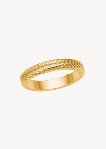 18k guldbelagt sølv ring med sildebens mønster fra Carré Jewellery perfekt til stacking og styling 