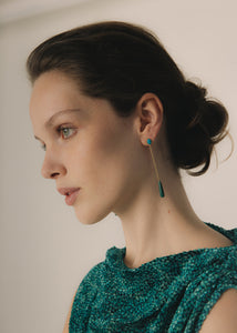 Kvinde med lange hængeøreringe fra carré jewellery med ægte grønne malakit ædelsten i guldbelagt sterling sølv