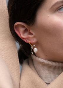 Kvinde med guldbelagt lille ørestik med rosa kvarts ædelstenen i guldbelagt sterling sølv fra carré jewellery til kun 100 kr 