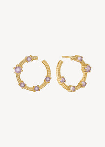 Flade hoops i 18k guldbelagt sterling sølv, der lægger flat op mod øret i hoop stil med runde ametyst ædelsten, perfekt gave til hende