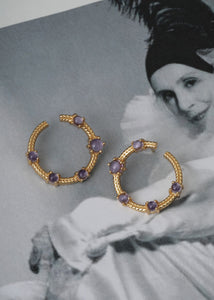 Ørestikker i hoop form i guld med lilla ametyst ædelsten fra carré jewellery