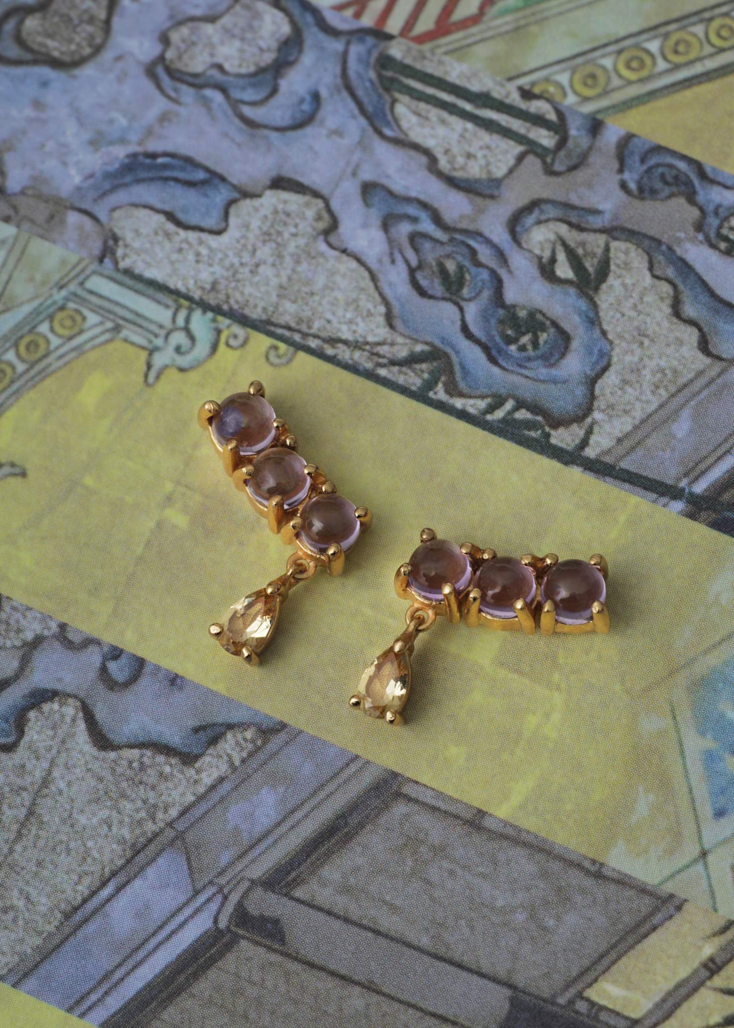 Leoni ørestikker med Ametyst og Champagne Kvarts - guldbelagt