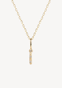 Bogstavsvedhæng til halskæder og armbånd i ægte 10 karat guld med bogstavet i sat med tre diamanter, perfekt gave til hende, dåbsgave og gave til mor