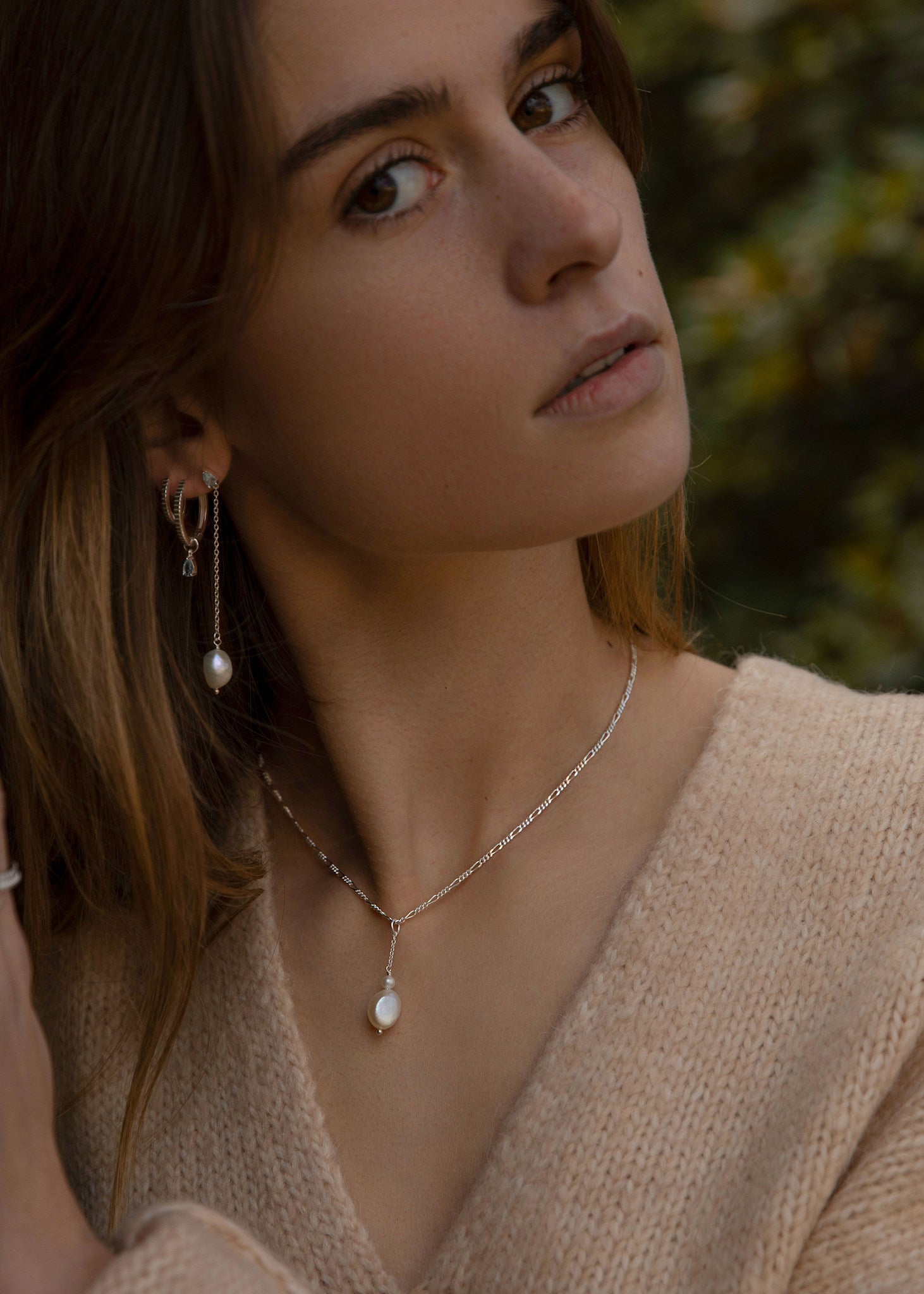 Kvinde med kort tynd figaro kæde i sterling sølv fra carré jewellery 