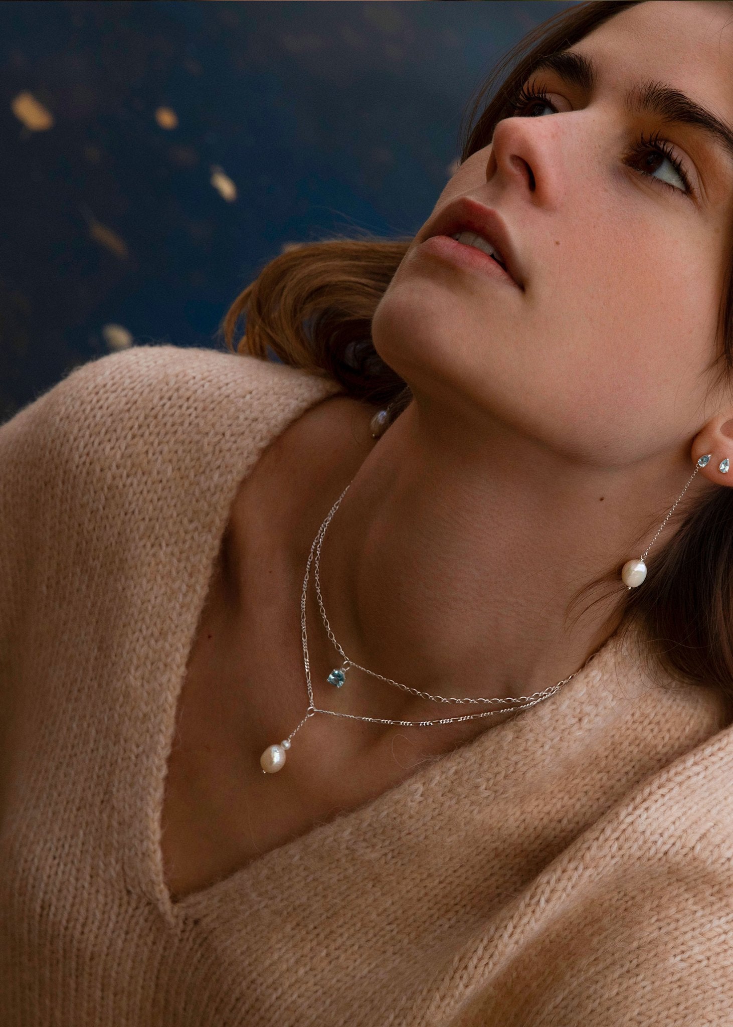 Kvinde med tynd kæde fra carré jewellery med figaro kæde i sterling sølv 