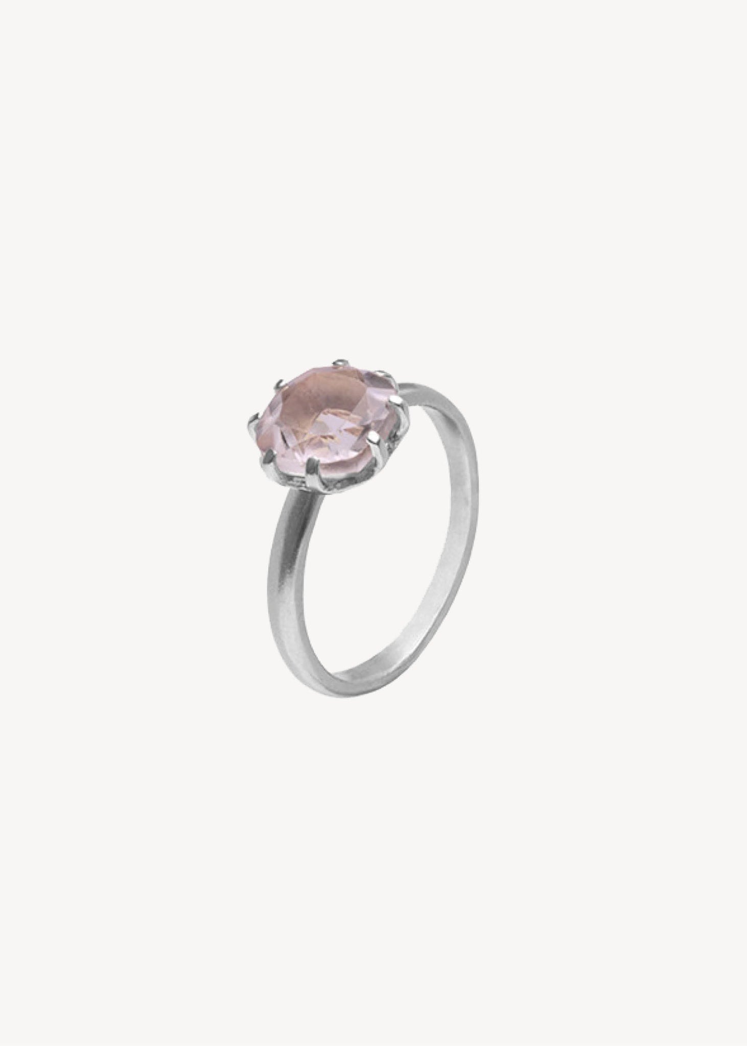 Elegant og klassisk enkeltstensring i 925 sterling sølv fra carré jewellery med en stor cushionslebet Rosa Kvarts ædelsten