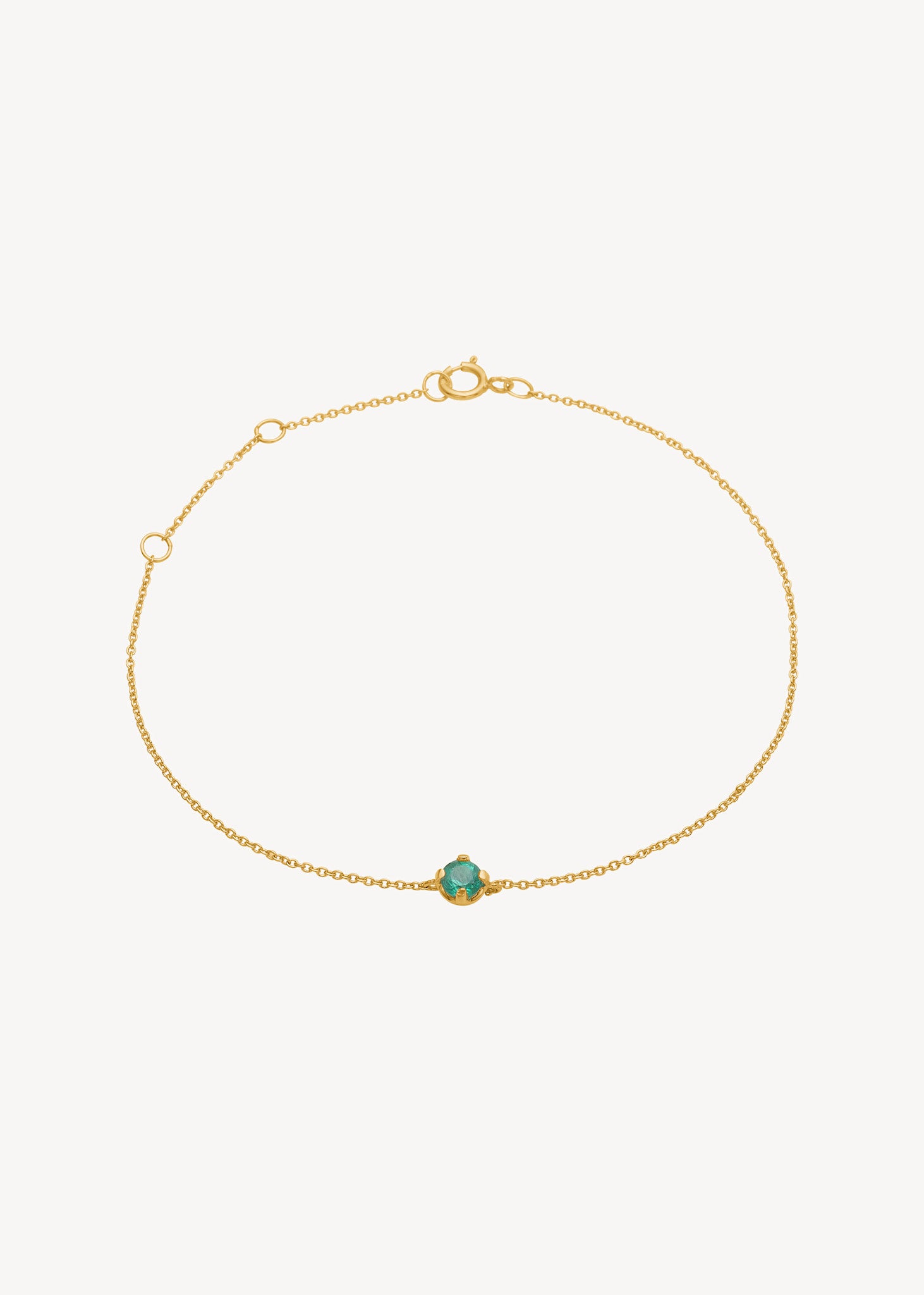 Delikat armbånd i ægte 10 karat guld med blanke led og sat med maj måneds fødselssten, grøn agat ædelsten i grabbefatninger. Shop armbånd med grønne sten og gaver til hende med fødselssten i ægte guld hos Carré