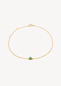 Delikat armbånd i ægte 10 karat guld med blanke led og sat med maj måneds fødselssten, grøn agat ædelsten i grabbefatninger. Shop armbånd med grønne sten og gaver til hende med fødselssten i ægte guld hos Carré
