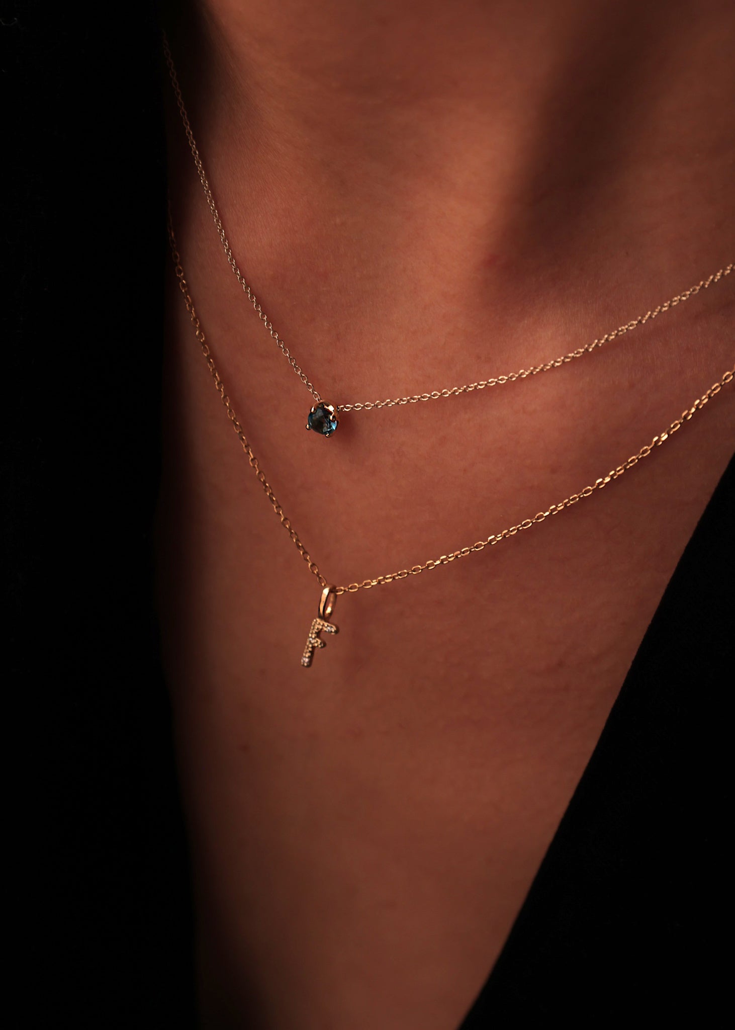 Ung kvinde med halskæder fra carré jewellery i 10 karat guld med london blå topas ædelsten