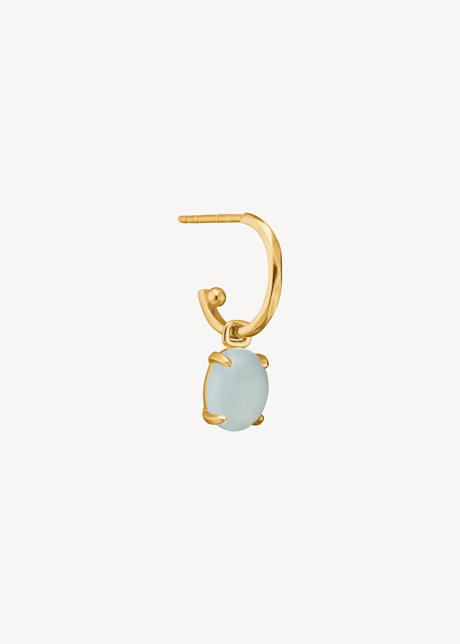 Hoops og charms øreringe fra carré jewellery med en blå akvamarin ædelsten i ægte guld på en facetteret ægte guld hoop 