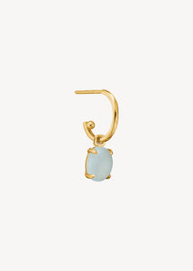 Hoops og charms øreringe fra carré jewellery med en blå akvamarin ædelsten i ægte guld på en facetteret ægte guld hoop 