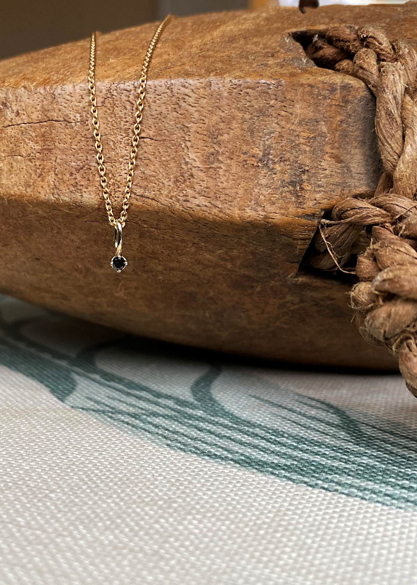 10-karat Prism vedhæng med Sort Diamant