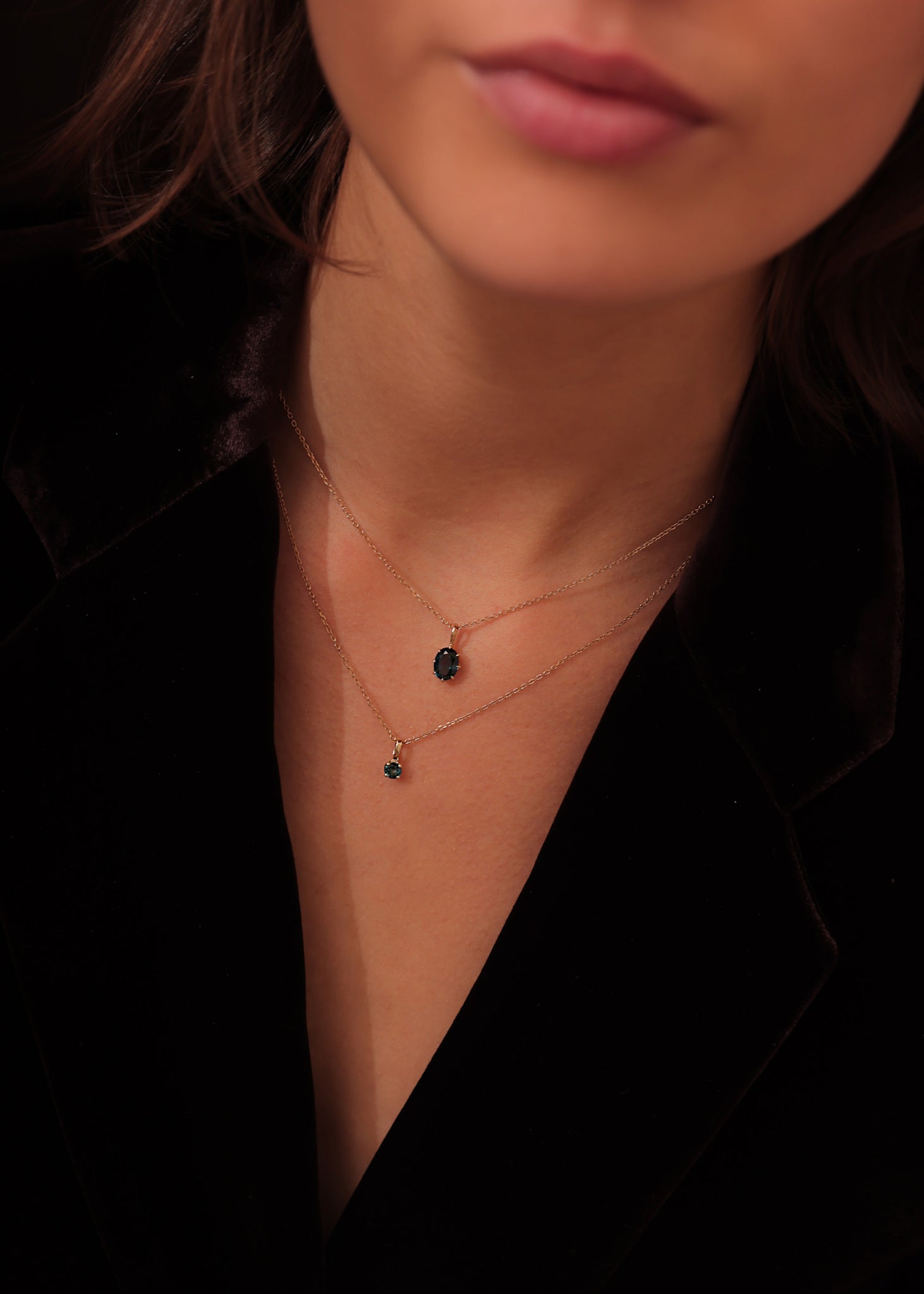 Ung kvinde med vedhæng i 10 karat guld med london blå topas ædelsten fra carré jewellery