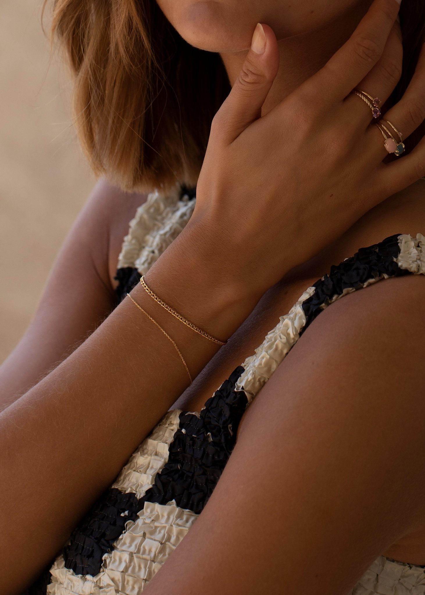 Kvinde med armbånd med cubanske rombo led i ægte 9 karat guld fra carré jewellery 
