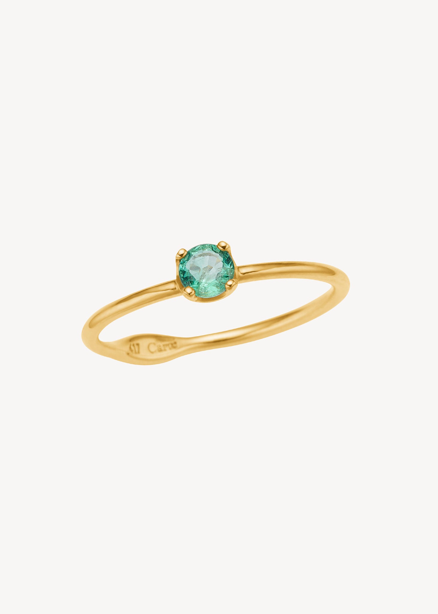 smuk solitare ring i 10-karat ægte guld med en grøn smaragd ædelsten, der er majs fødselssten - perfekt gave til hende