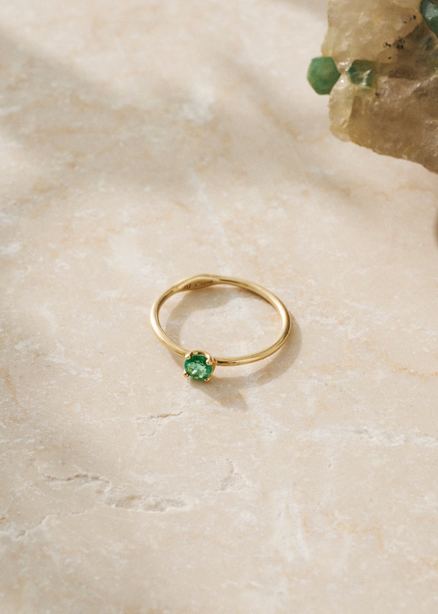 ring i 10 karat ægte guld med en grøn smaragd ædelsten fra carré jewellery