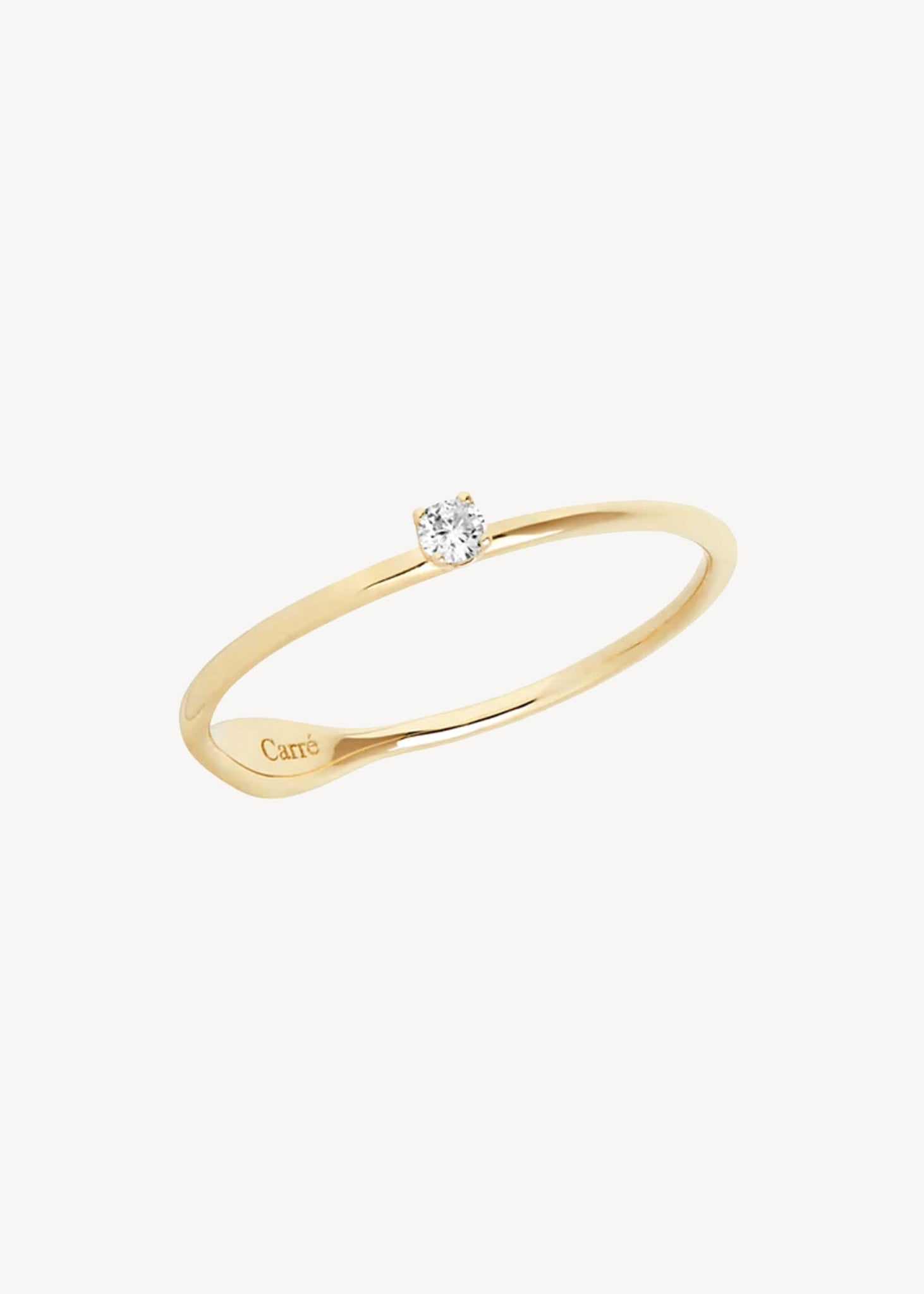 Elegant og enkel forlovelsesring i ægte 10-karat guld sat med en lille diamant til bryllup og konfirmation