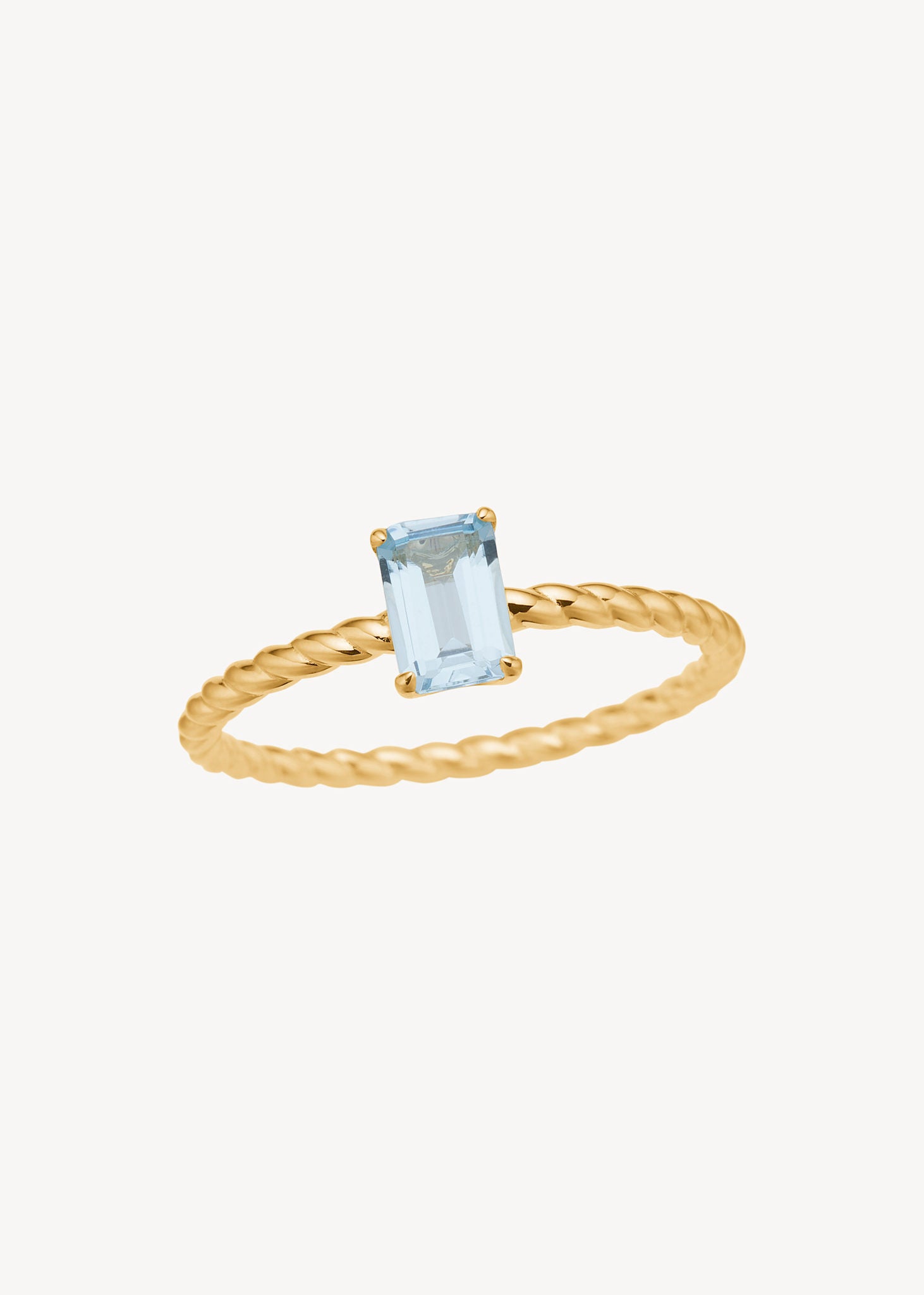 Smuk ring fra carré jewellery i ægte 10 karat guld med en smaragdslebet blå topas ældelsten, der er novembers fødselssten, perfekt gave til hende med fødselsdag i november og gave til studenten